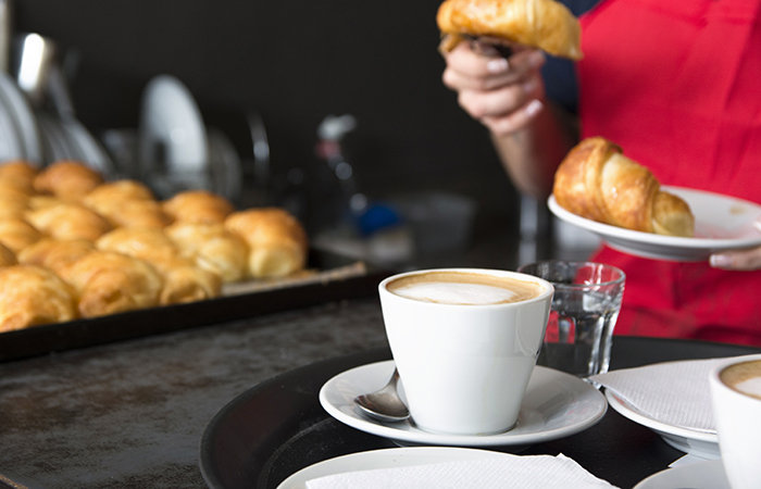 Realizar pausas para o café durante treinamentos e palestras é uma prática comum e benéfica. Estes intervalos permitem que os participantes relaxem, recarreguem as energias e promovam interações sociais tão valiosas no meio corporativo.