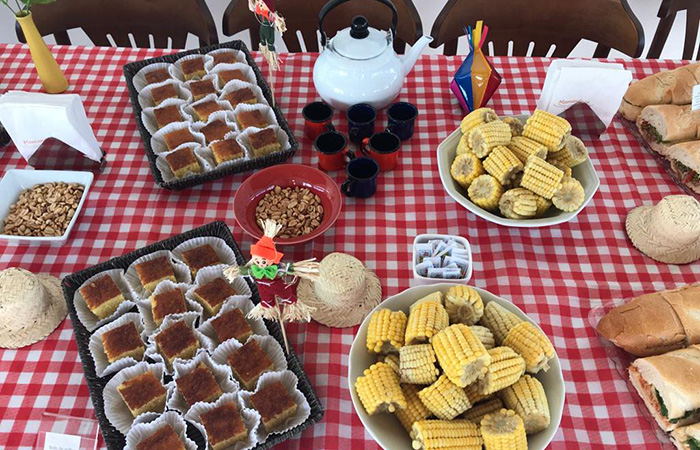 Festa junina na empresa: Estamos chegando na época de uma das festas mais tradicionais e amadas do país: As festas juninas. E porque não levar este símbolo de boa comida, alegria e descontração para dentro das empresas?