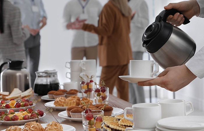 Enquanto o café da manhã corporativo é realizado, geralmente, antes de se iniciar um evento para promover a integração e descontração antes do início do expediente, o cofffee break é uma pausa curta durante um evento corporativo, como nos casos de workshops, reuniões mais longas, lançamentos de produtos, que precisam de uma pausa de descanso para “recarregar as energias” e depois retomar as atividades.