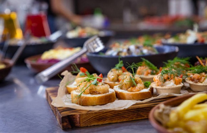 O brunch é uma tendência que conquista cada vez mais espaço nos eventos. Ele une o melhor do café da manhã e do almoço em uma refeição única