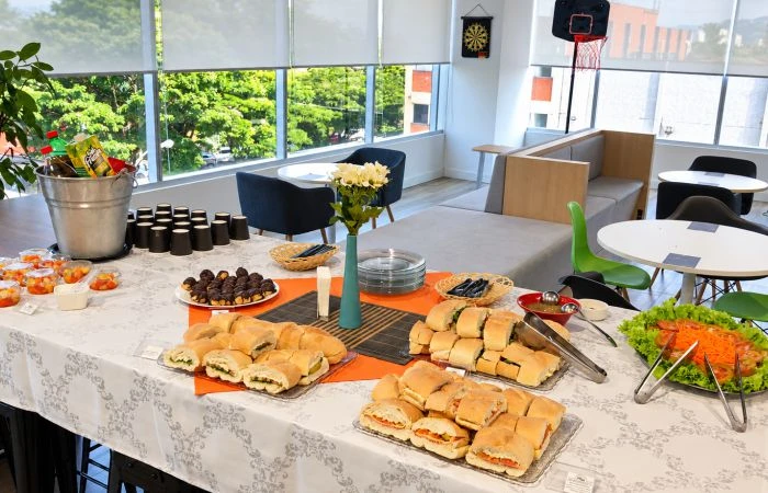 Serviço de catering corporativo com buffet para reuniões e eventos empresariais