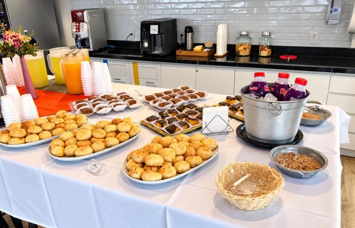 Coffee break corporativo em Barueri com salgados, doces e bebidas
